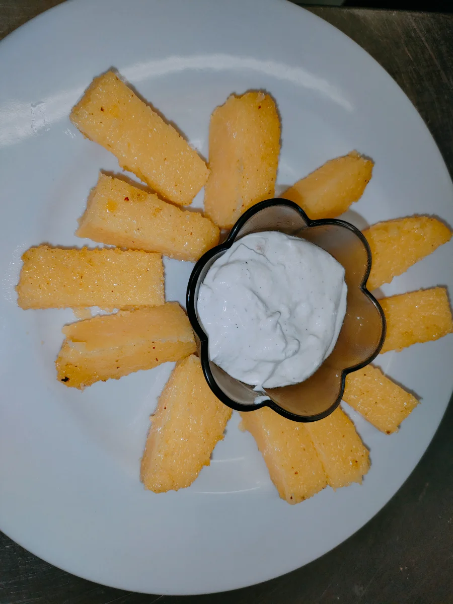 Polenta fritta con formaggio fuso